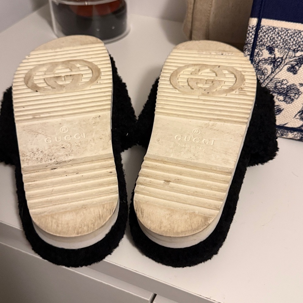 Gucci Black and Cream Shearling Logo Slide Slippers - Picture 2 of 3